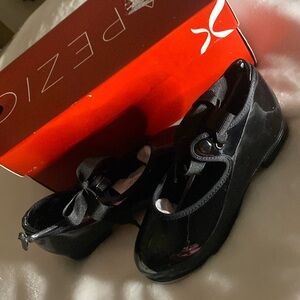 Capezio girls black patent size 10.5 ww